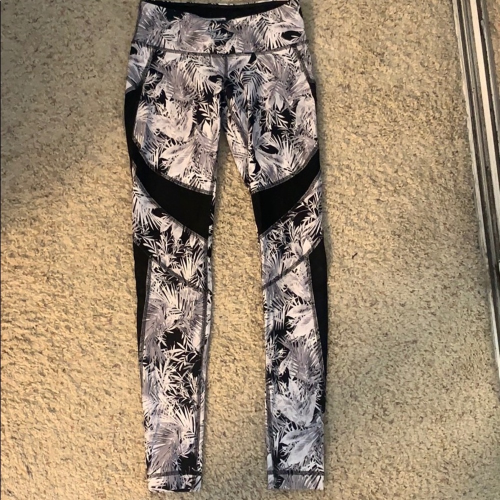 Like new track & bliss b/w Palm print leggings